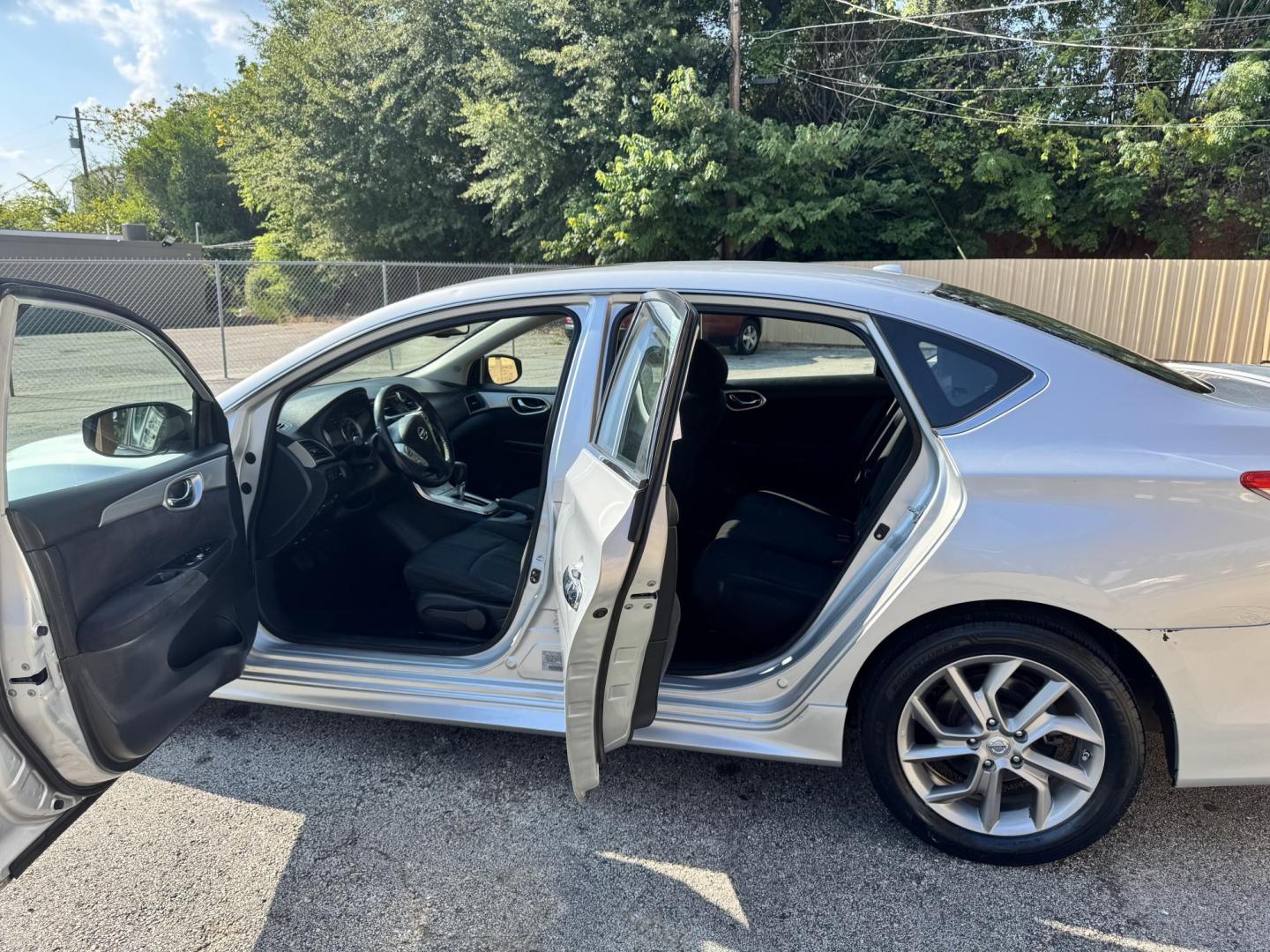 2013 SILVER Nissan Sentra S 6MT (3N1AB7AP4DL) with an 2.0L L4 DOHC 16V engine, 6-Speed Manual transmission, located at 307 West Marshall Avenue, Longview, TX, 75601, (903) 753-3091, 32.500828, -94.742577 - Photo#5