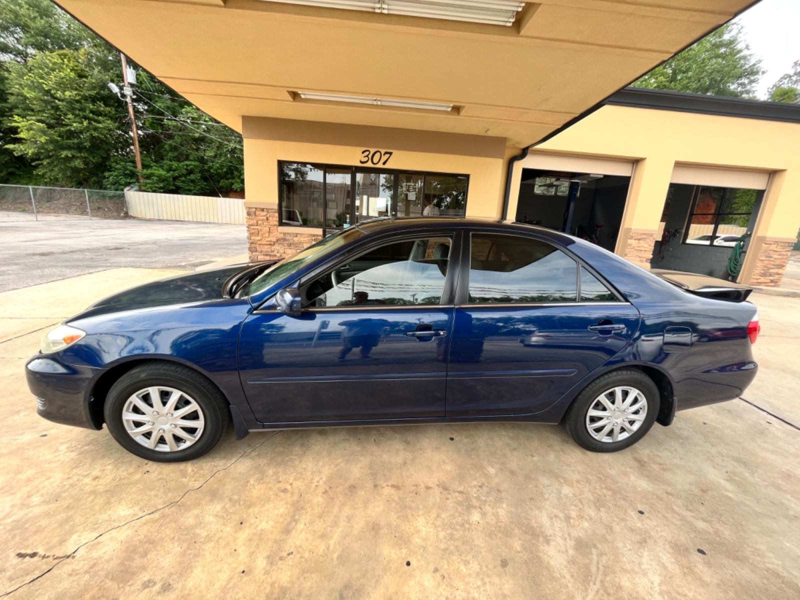 2005 BLUE Toyota Camry LE (4T1BE32K35U) with an 2.4L L4 DOHC 16V engine, located at 307 West Marshall Avenue, Longview, TX, 75601, (903) 753-3091, 32.500828, -94.742577 - Photo #1