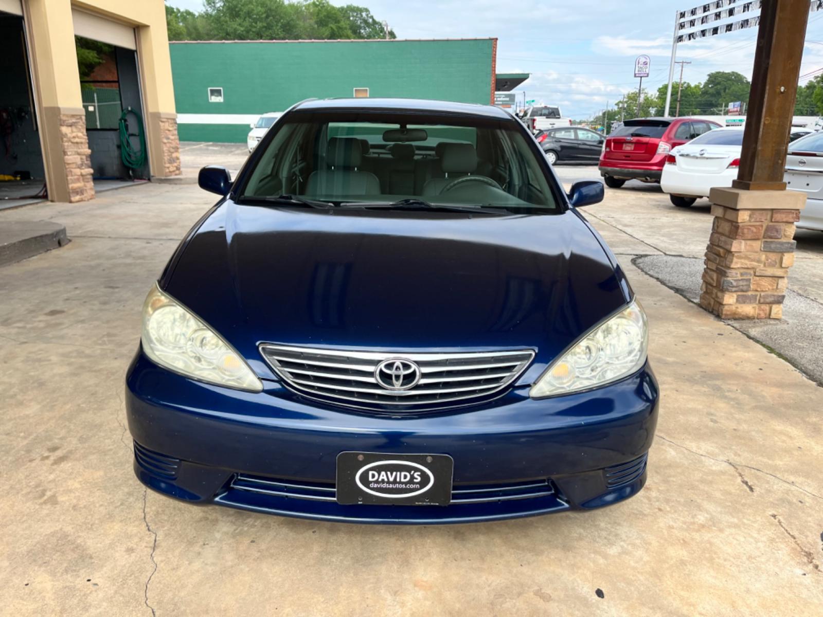 2005 BLUE Toyota Camry LE (4T1BE32K35U) with an 2.4L L4 DOHC 16V engine, located at 307 West Marshall Avenue, Longview, TX, 75601, (903) 753-3091, 32.500828, -94.742577 - Photo #2