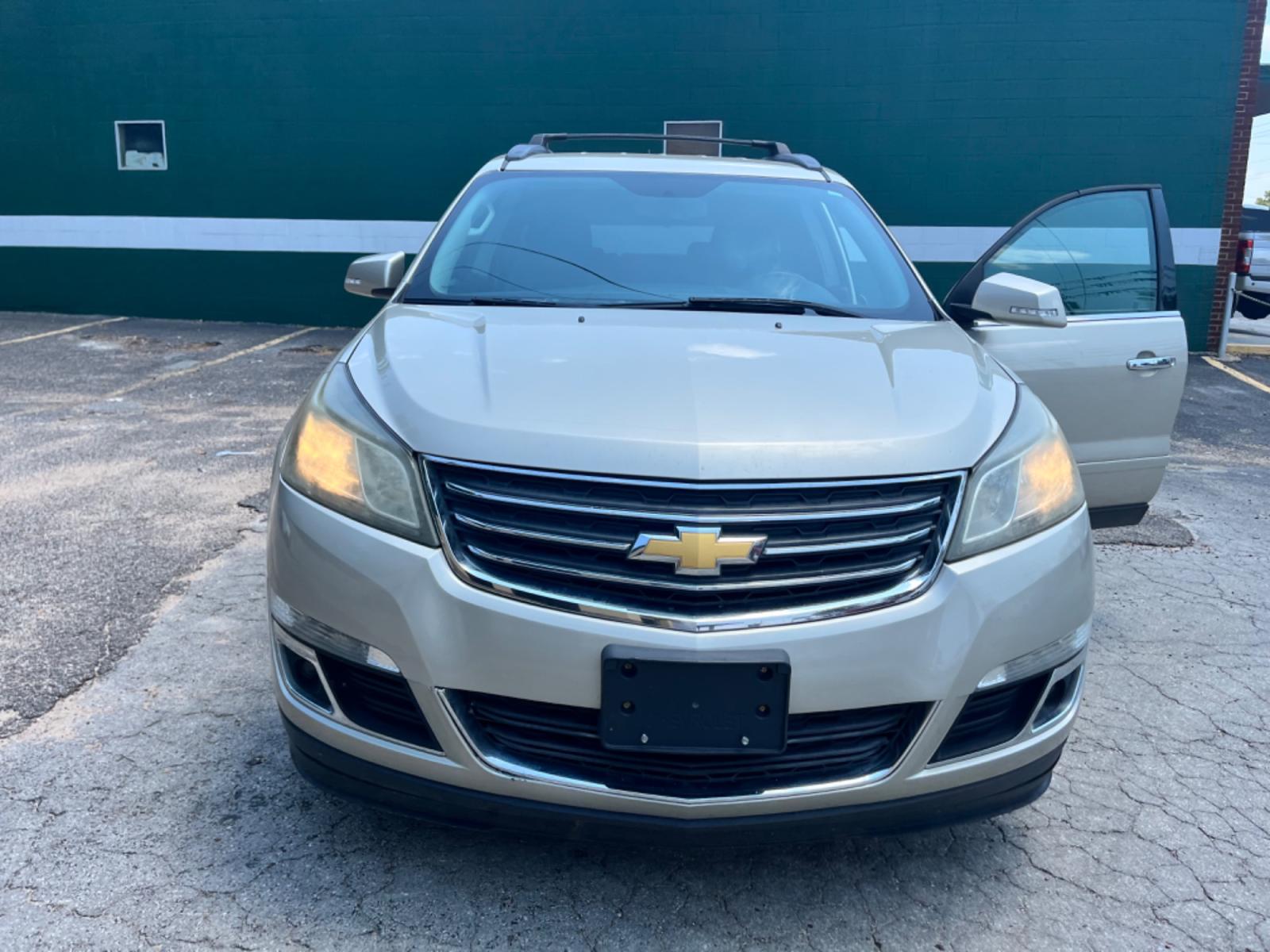2014 GOLD Chevrolet Traverse 1LT FWD (1GNKRGKD3EJ) with an 3.6L V6 DOHC 24V engine, 6-Speed Automatic transmission, located at 307 West Marshall Avenue, Longview, TX, 75601, (903) 753-3091, 32.500828, -94.742577 - Photo #2