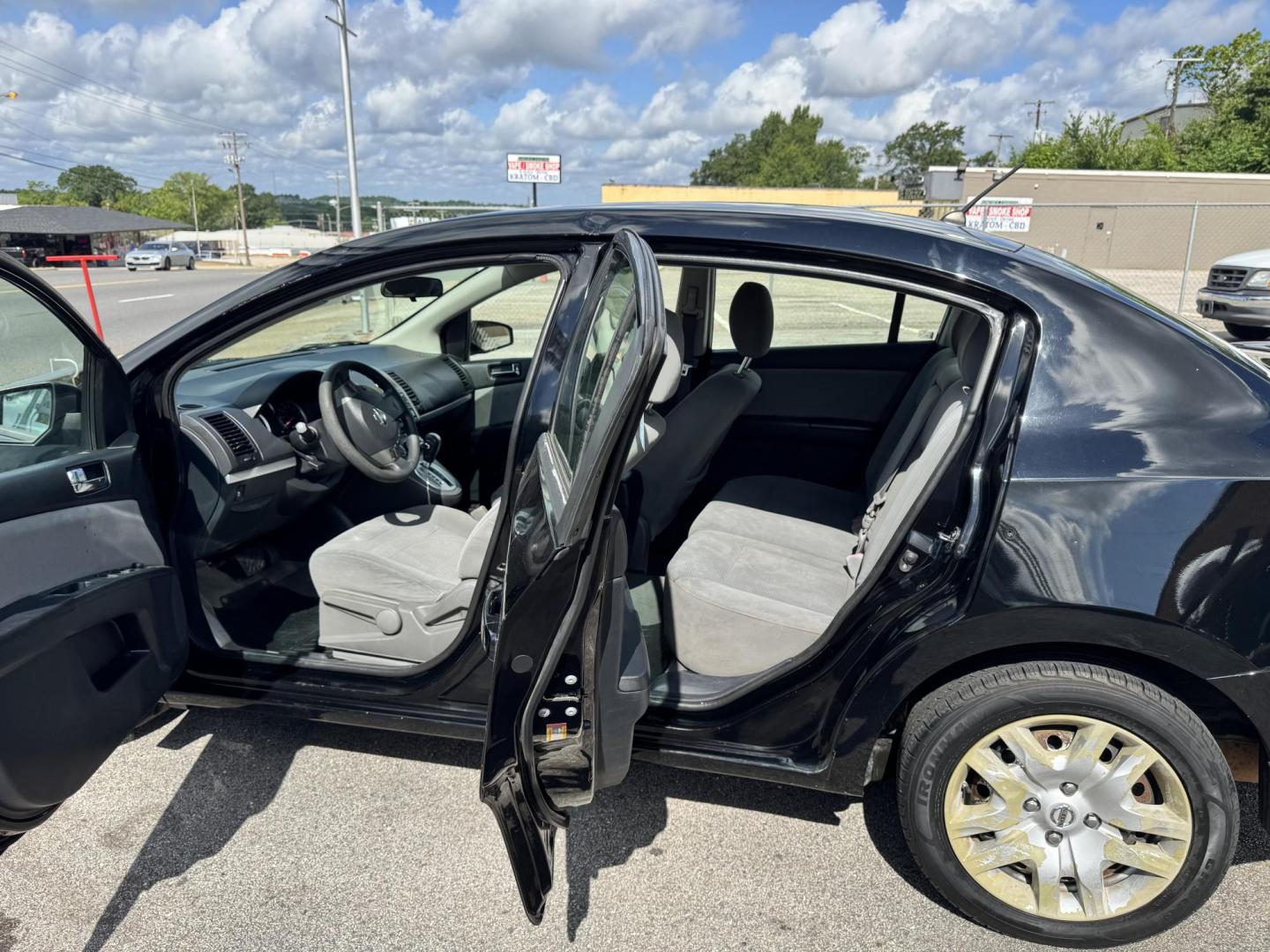 2012 BLACK Nissan Sentra 2.0 (3N1AB6AP2CL) with an 2.0L L4 DOHC 16V engine, Continuously Variable Transmission transmission, located at 307 West Marshall Avenue, Longview, TX, 75601, (903) 753-3091, 32.500828, -94.742577 - Photo#4