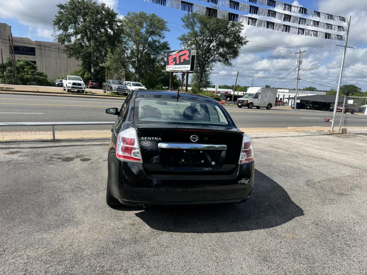 2012 BLACK Nissan Sentra 2.0 (3N1AB6AP2CL) with an 2.0L L4 DOHC 16V engine, Continuously Variable Transmission transmission, located at 307 West Marshall Avenue, Longview, TX, 75601, (903) 753-3091, 32.500828, -94.742577 - Photo#3
