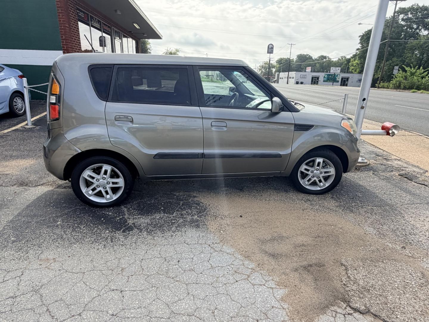 2010 GREEN Kia Soul (KNDJT2A21A7) , located at 307 West Marshall Avenue, Longview, TX, 75601, (903) 753-3091, 32.500828, -94.742577- Photo#3