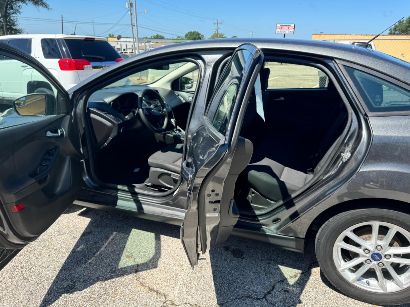 2016 GRAY Ford Focus SE Sedan (1FADP3F20GL) with an 2.0L L4 DOHC 16V engine, located at 307 West Marshall Avenue, Longview, TX, 75601, (903) 753-3091, 32.500828, -94.742577 - Photo#5