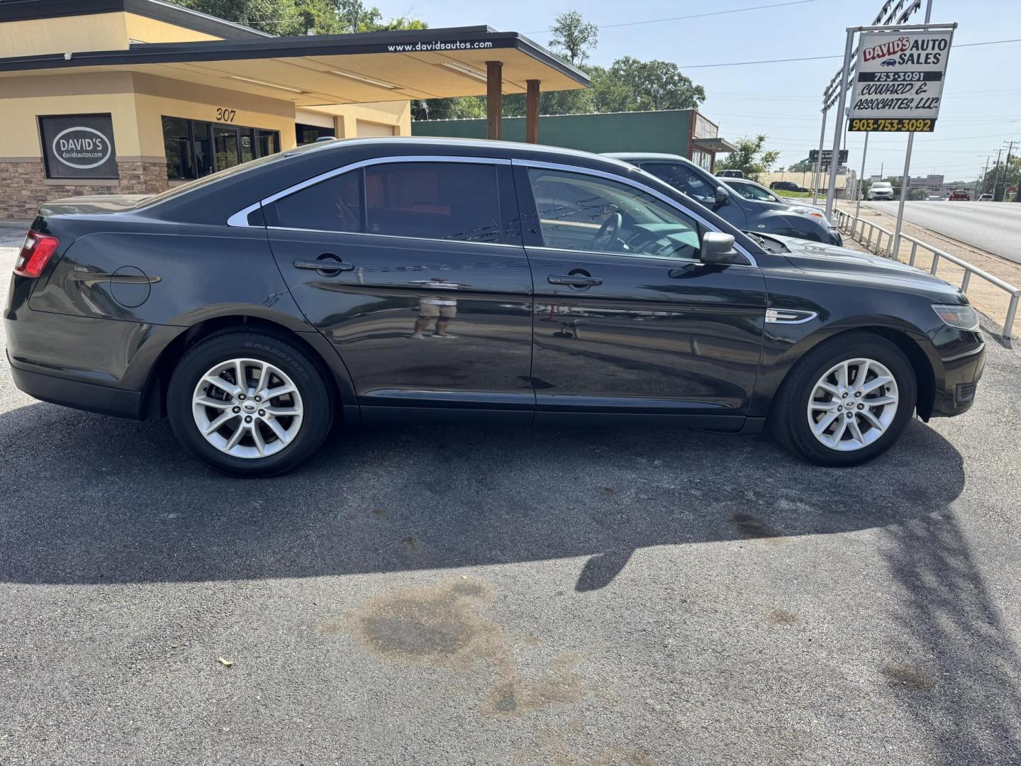 2014 BLACK Ford Taurus SE FWD (1FAHP2D82EG) with an 3.5L V6 DOHC 24V engine, 6-Speed Automatic transmission, located at 307 West Marshall Avenue, Longview, TX, 75601, (903) 753-3091, 32.500828, -94.742577 - Photo#1