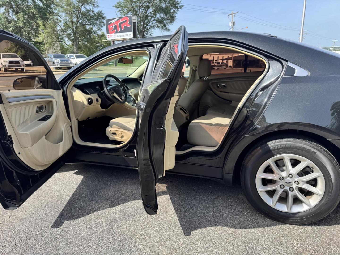 2014 BLACK Ford Taurus SE FWD (1FAHP2D82EG) with an 3.5L V6 DOHC 24V engine, 6-Speed Automatic transmission, located at 307 West Marshall Avenue, Longview, TX, 75601, (903) 753-3091, 32.500828, -94.742577 - Photo#4