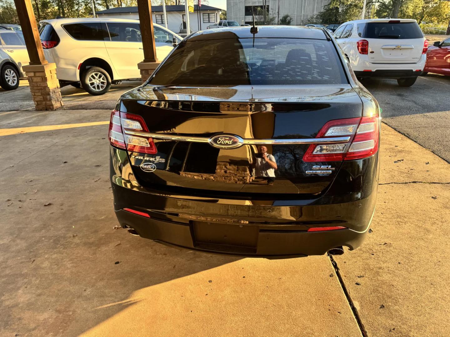 2018 BLACK Ford Taurus SEL FWD (1FAHP2E81JG) with an 3.5L V6 DOHC 24V engine, 6A transmission, located at 307 West Marshall Avenue, Longview, TX, 75601, (903) 753-3091, 32.500828, -94.742577 - Photo#3
