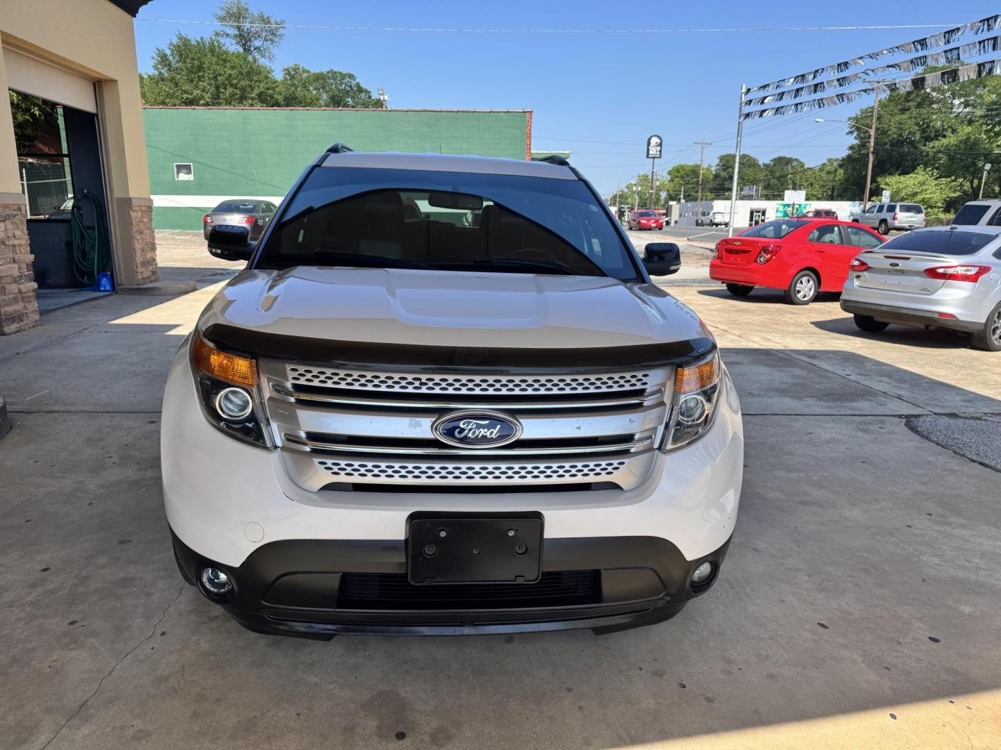 2015 WHITE Ford Explorer XLT FWD (1FM5K7D81FG) with an 3.5L V6 DOHC 24V engine, 6-Speed Automatic transmission, located at 307 West Marshall Avenue, Longview, TX, 75601, (903) 753-3091, 32.500828, -94.742577 - THIRD ROW SEATING - Photo#2