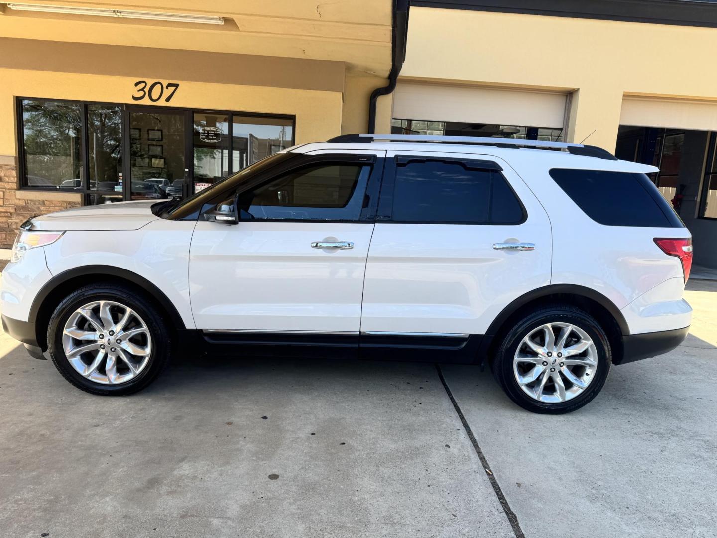 2015 WHITE Ford Explorer XLT FWD (1FM5K7D81FG) with an 3.5L V6 DOHC 24V engine, 6-Speed Automatic transmission, located at 307 West Marshall Avenue, Longview, TX, 75601, (903) 753-3091, 32.500828, -94.742577 - THIRD ROW SEATING - Photo#1
