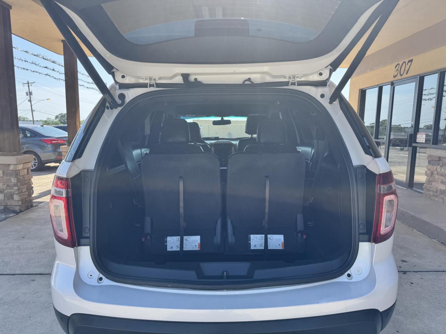 2015 WHITE Ford Explorer XLT FWD (1FM5K7D81FG) with an 3.5L V6 DOHC 24V engine, 6-Speed Automatic transmission, located at 307 West Marshall Avenue, Longview, TX, 75601, (903) 753-3091, 32.500828, -94.742577 - THIRD ROW SEATING - Photo#4
