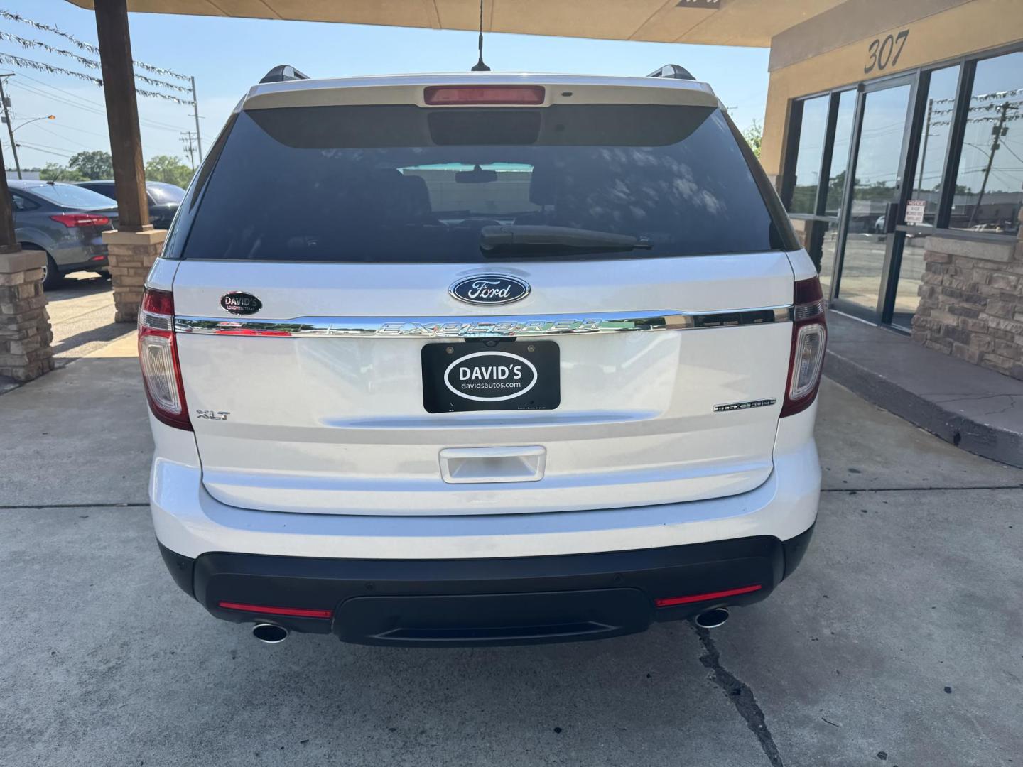 2015 WHITE Ford Explorer XLT FWD (1FM5K7D81FG) with an 3.5L V6 DOHC 24V engine, 6-Speed Automatic transmission, located at 307 West Marshall Avenue, Longview, TX, 75601, (903) 753-3091, 32.500828, -94.742577 - THIRD ROW SEATING - Photo#3