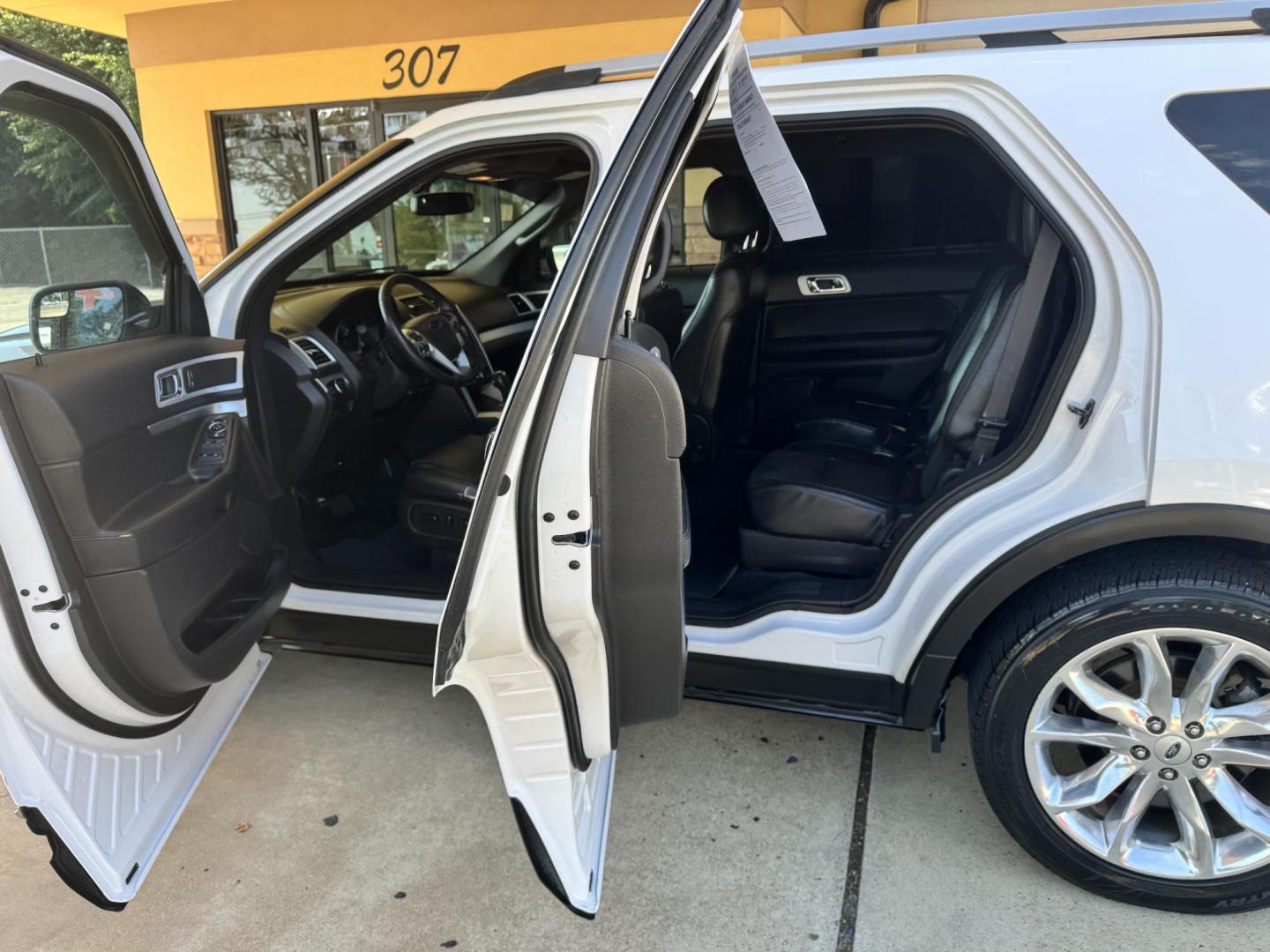 2015 WHITE Ford Explorer XLT FWD (1FM5K7D81FG) with an 3.5L V6 DOHC 24V engine, 6-Speed Automatic transmission, located at 307 West Marshall Avenue, Longview, TX, 75601, (903) 753-3091, 32.500828, -94.742577 - THIRD ROW SEATING - Photo#5