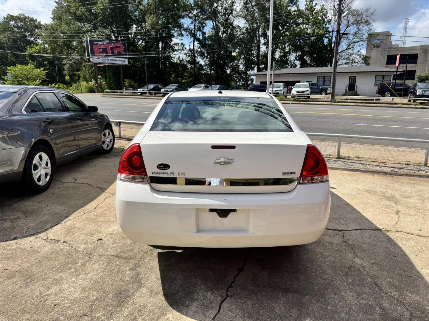2008 Chevrolet Impala LS (2G1WB58K389) with an 3.5L V6 OHV 16V FFV engine, 4-Speed Automatic Overdrive transmission, located at 307 West Marshall Avenue, Longview, TX, 75601, (903) 753-3091, 32.500828, -94.742577 - Photo#3