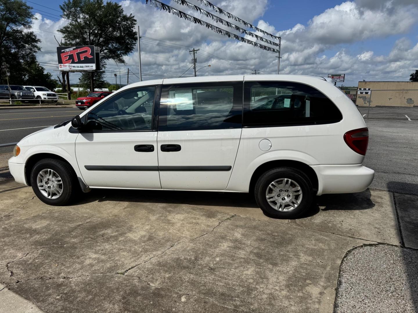 2006 WHITE Dodge Grand Caravan SE (1D4GP24E16B) with an 3.3L V6 OHV 12V FFV engine, 4-Speed Automatic Overdrive transmission, located at 307 West Marshall Avenue, Longview, TX, 75601, (903) 753-3091, 32.500828, -94.742577 - Photo#2