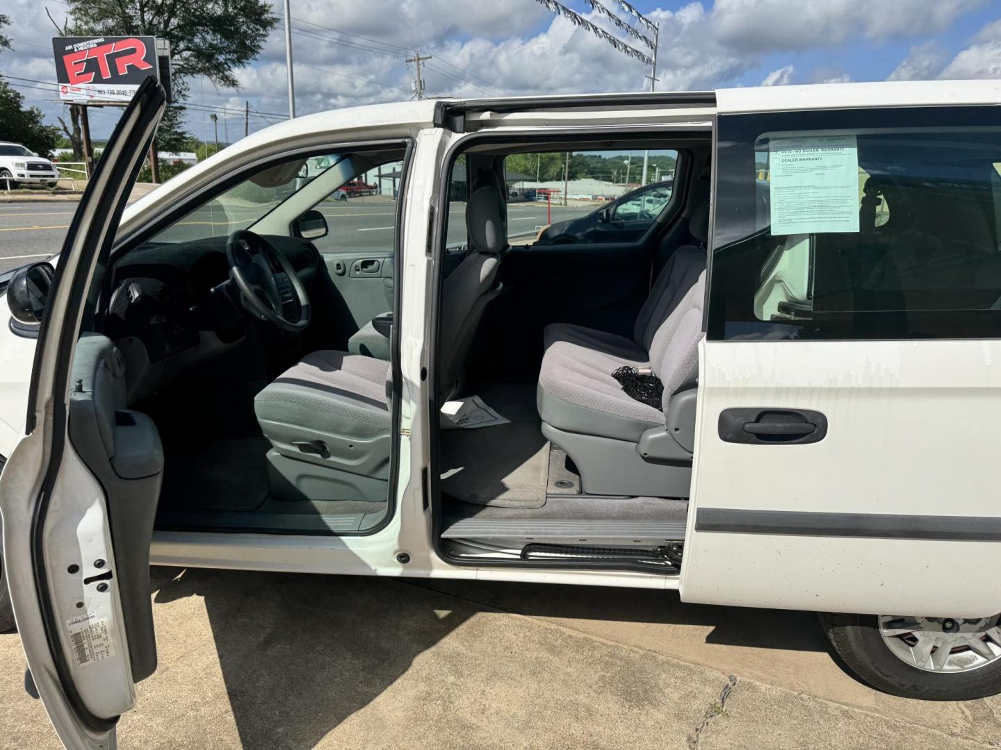 2006 WHITE Dodge Grand Caravan SE (1D4GP24E16B) with an 3.3L V6 OHV 12V FFV engine, 4-Speed Automatic Overdrive transmission, located at 307 West Marshall Avenue, Longview, TX, 75601, (903) 753-3091, 32.500828, -94.742577 - Photo#4