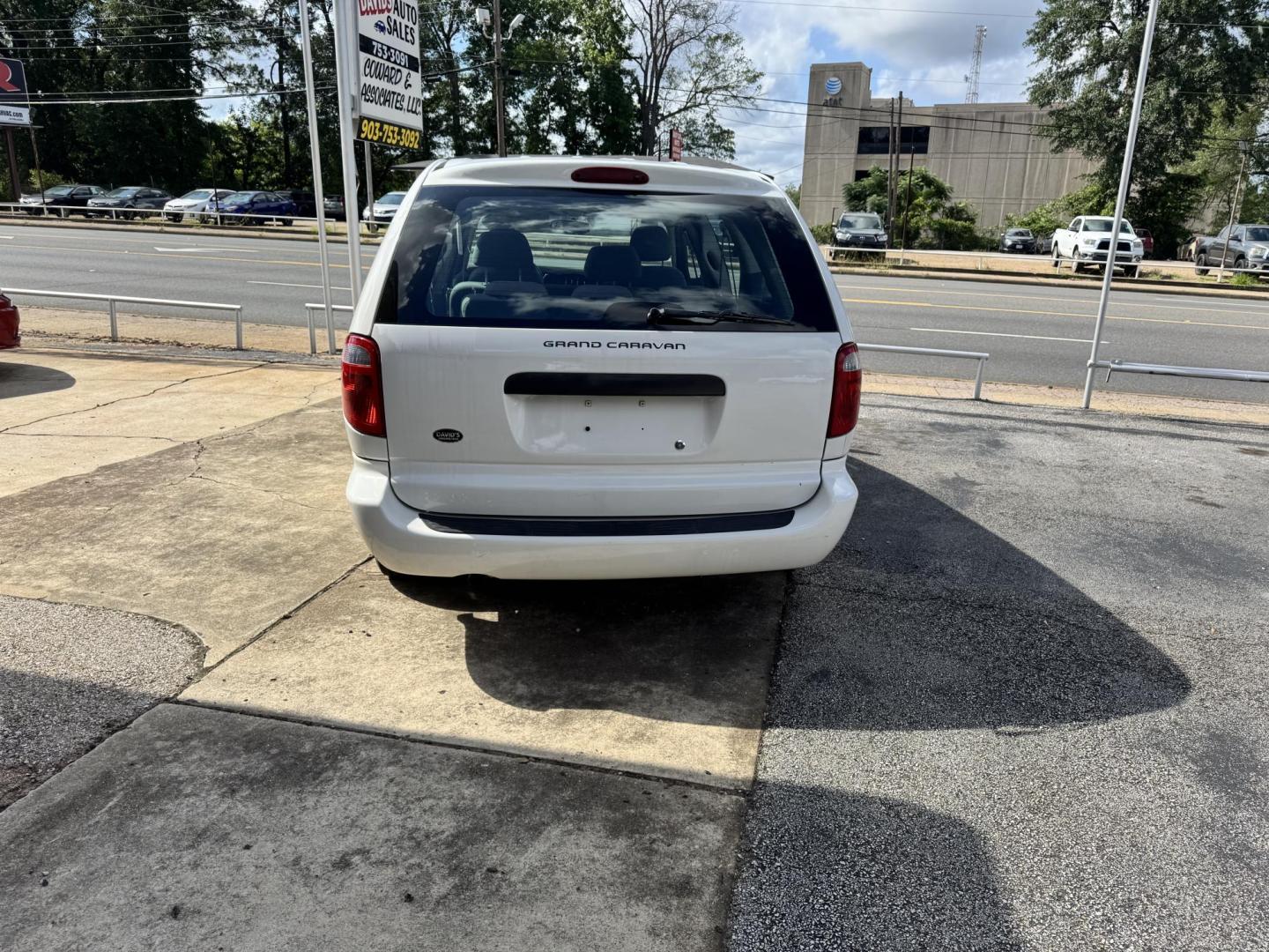 2006 WHITE Dodge Grand Caravan SE (1D4GP24E16B) with an 3.3L V6 OHV 12V FFV engine, 4-Speed Automatic Overdrive transmission, located at 307 West Marshall Avenue, Longview, TX, 75601, (903) 753-3091, 32.500828, -94.742577 - Photo#3