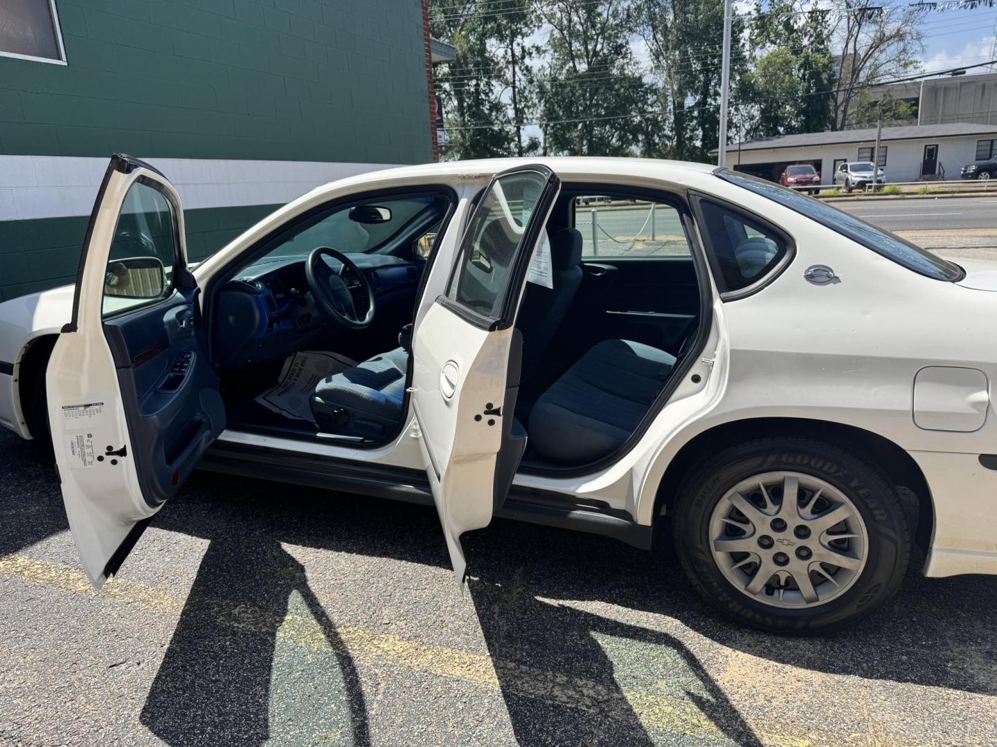 2005 WHITE Chevrolet Impala Base (2G1WF52E259) with an 3.4L V6 OHV 12V engine, 4-Speed Automatic Overdrive transmission, located at 307 West Marshall Avenue, Longview, TX, 75601, (903) 753-3091, 32.500828, -94.742577 - Photo#4