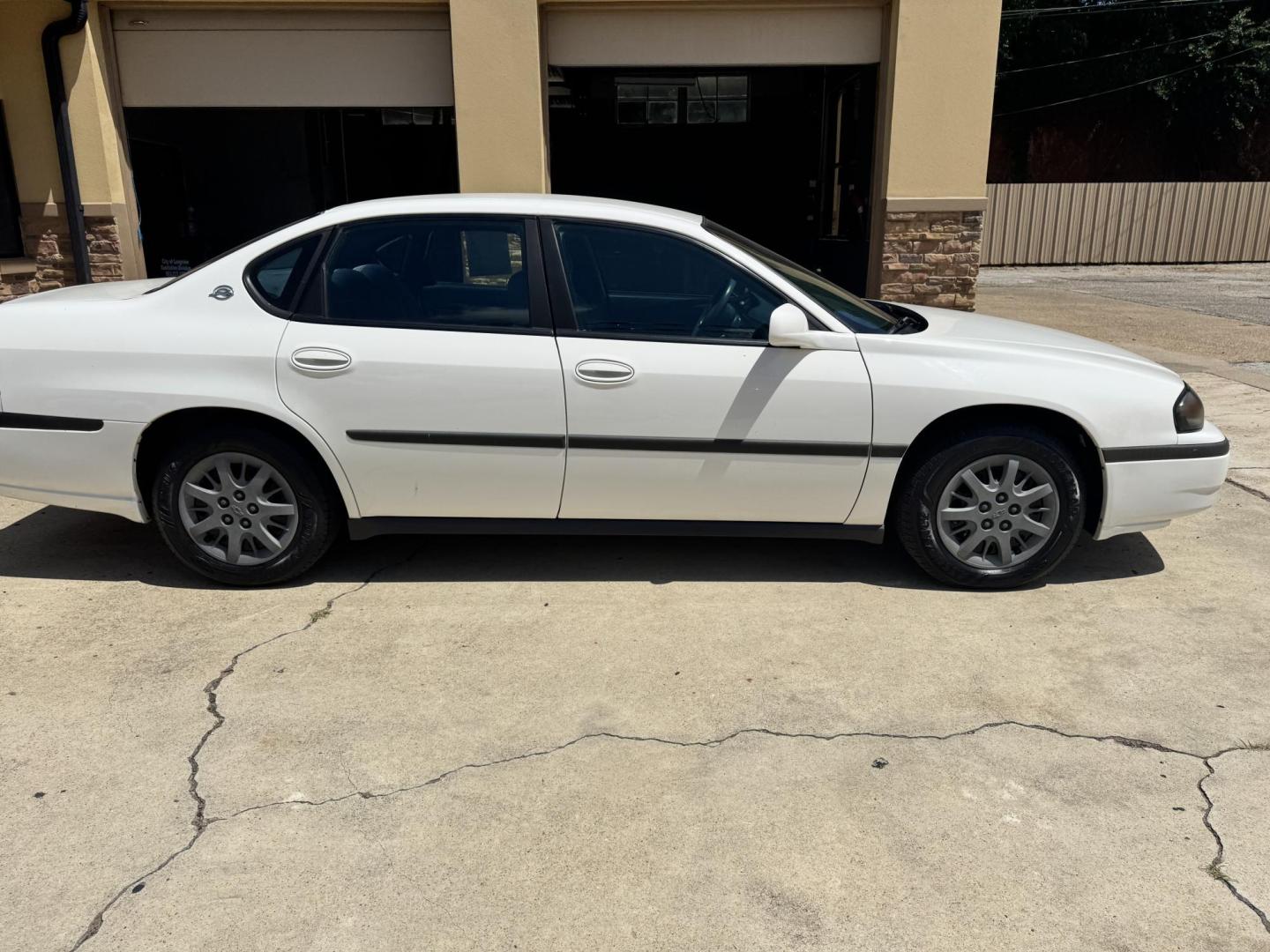 2005 WHITE Chevrolet Impala Base (2G1WF52E259) with an 3.4L V6 OHV 12V engine, 4-Speed Automatic Overdrive transmission, located at 307 West Marshall Avenue, Longview, TX, 75601, (903) 753-3091, 32.500828, -94.742577 - Photo#2