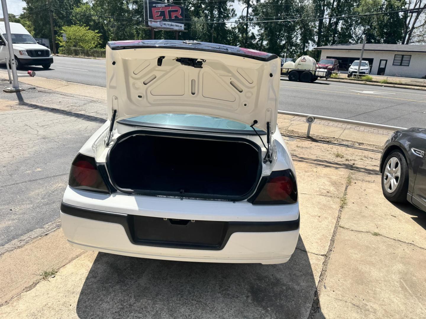 2005 WHITE Chevrolet Impala Base (2G1WF52E259) with an 3.4L V6 OHV 12V engine, 4-Speed Automatic Overdrive transmission, located at 307 West Marshall Avenue, Longview, TX, 75601, (903) 753-3091, 32.500828, -94.742577 - Photo#3