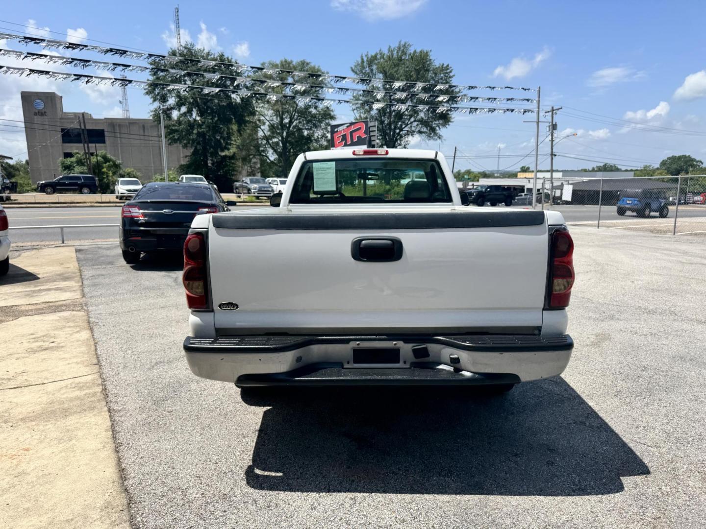 2005 WHITE Chevrolet Silverado 1500 Long Bed 2WD (1GCEC14Z35Z) with an 5.3L V8 OHV 16V FFV engine, located at 307 West Marshall Avenue, Longview, TX, 75601, (903) 753-3091, 32.500828, -94.742577 - Photo#2
