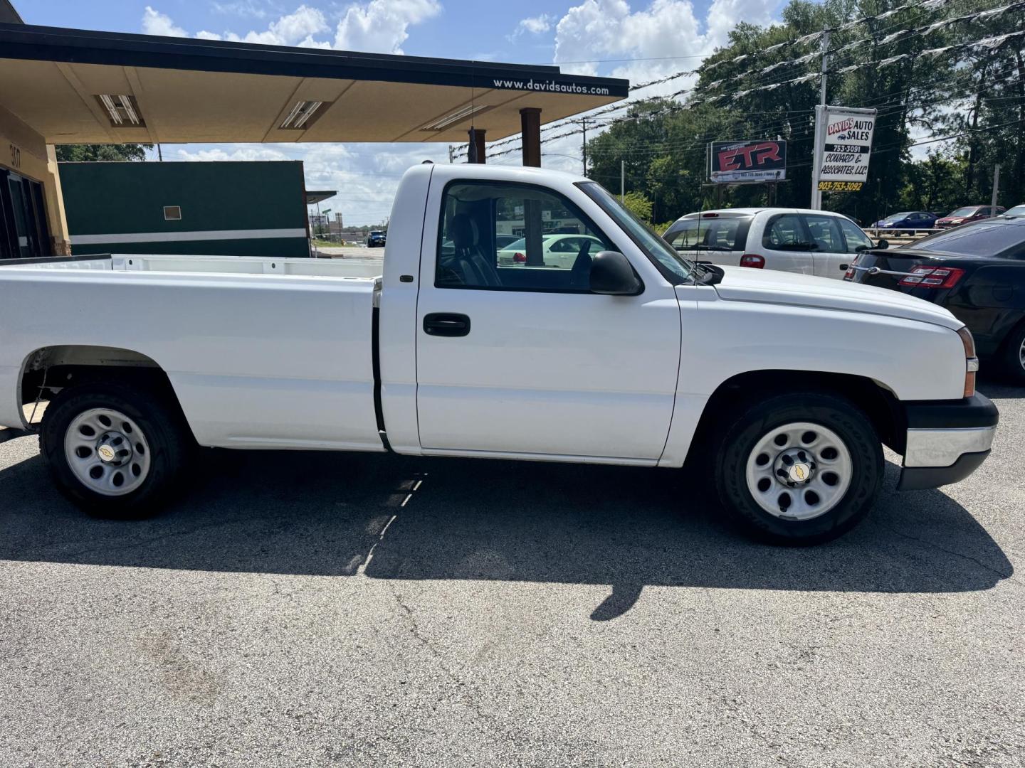 2005 WHITE Chevrolet Silverado 1500 Long Bed 2WD (1GCEC14Z35Z) with an 5.3L V8 OHV 16V FFV engine, located at 307 West Marshall Avenue, Longview, TX, 75601, (903) 753-3091, 32.500828, -94.742577 - Photo#1
