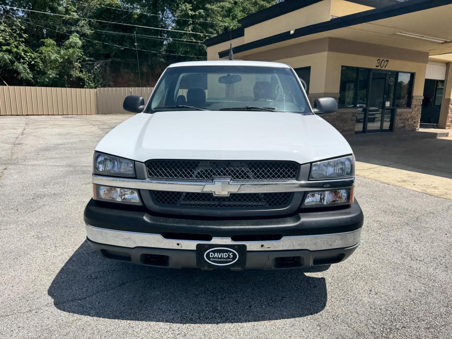 2005 WHITE Chevrolet Silverado 1500 Long Bed 2WD (1GCEC14Z35Z) with an 5.3L V8 OHV 16V FFV engine, located at 307 West Marshall Avenue, Longview, TX, 75601, (903) 753-3091, 32.500828, -94.742577 - Photo#0