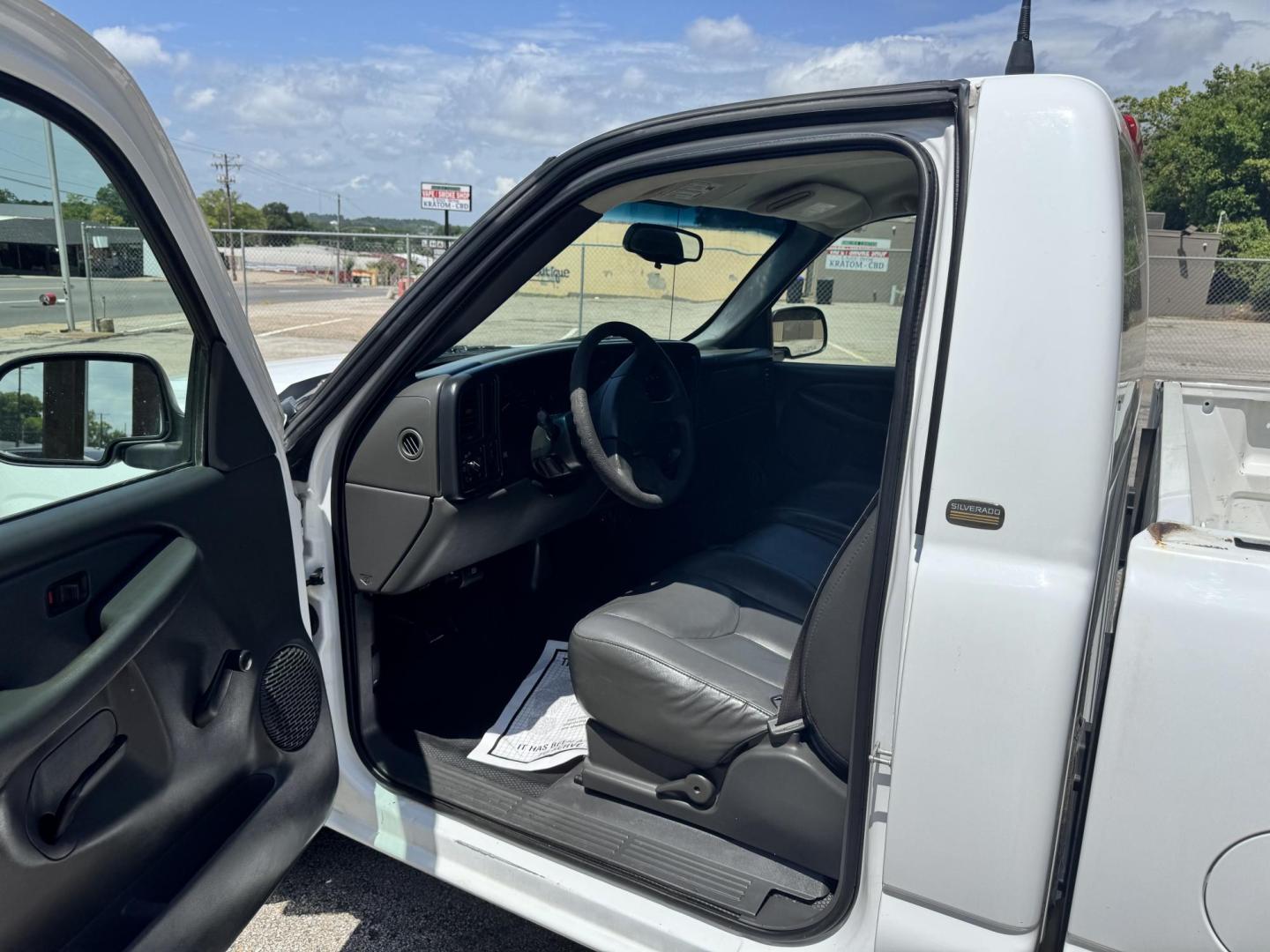 2005 WHITE Chevrolet Silverado 1500 Long Bed 2WD (1GCEC14Z35Z) with an 5.3L V8 OHV 16V FFV engine, located at 307 West Marshall Avenue, Longview, TX, 75601, (903) 753-3091, 32.500828, -94.742577 - Photo#4