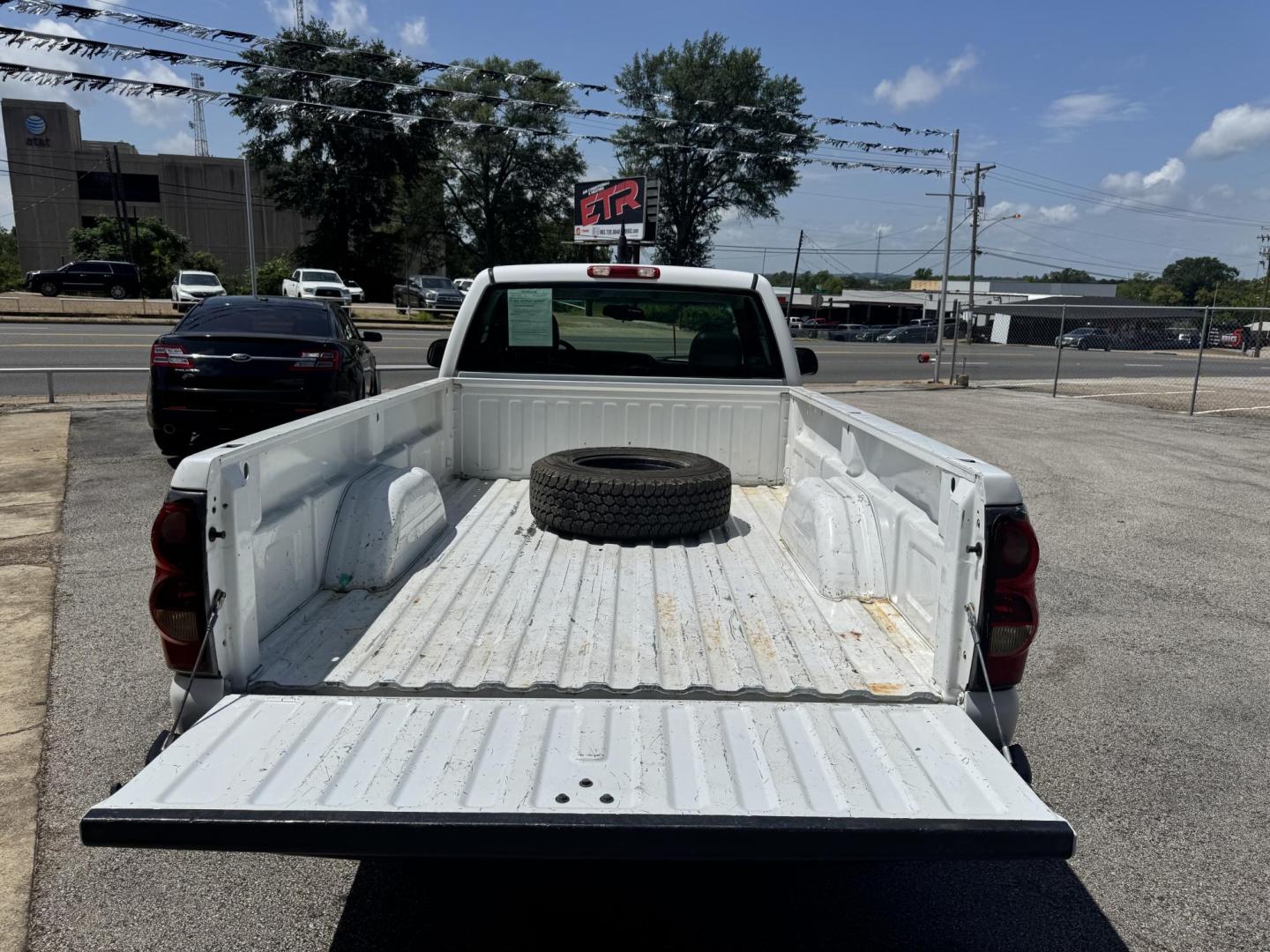 2005 WHITE Chevrolet Silverado 1500 Long Bed 2WD (1GCEC14Z35Z) with an 5.3L V8 OHV 16V FFV engine, located at 307 West Marshall Avenue, Longview, TX, 75601, (903) 753-3091, 32.500828, -94.742577 - Photo#3