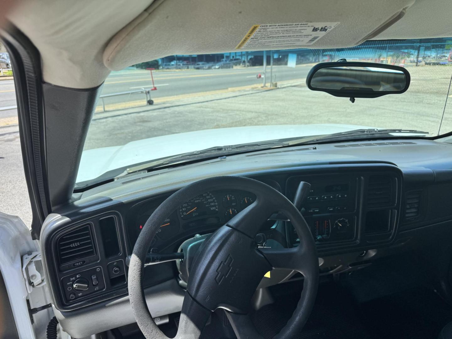 2005 WHITE Chevrolet Silverado 1500 Long Bed 2WD (1GCEC14Z35Z) with an 5.3L V8 OHV 16V FFV engine, located at 307 West Marshall Avenue, Longview, TX, 75601, (903) 753-3091, 32.500828, -94.742577 - Photo#5