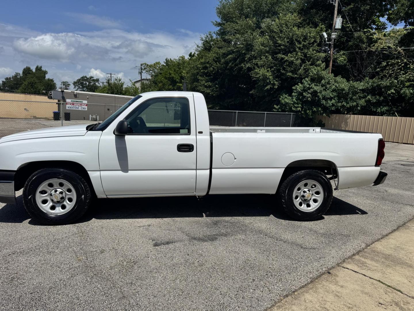 2005 WHITE Chevrolet Silverado 1500 Long Bed 2WD (1GCEC14Z35Z) with an 5.3L V8 OHV 16V FFV engine, located at 307 West Marshall Avenue, Longview, TX, 75601, (903) 753-3091, 32.500828, -94.742577 - Photo#6