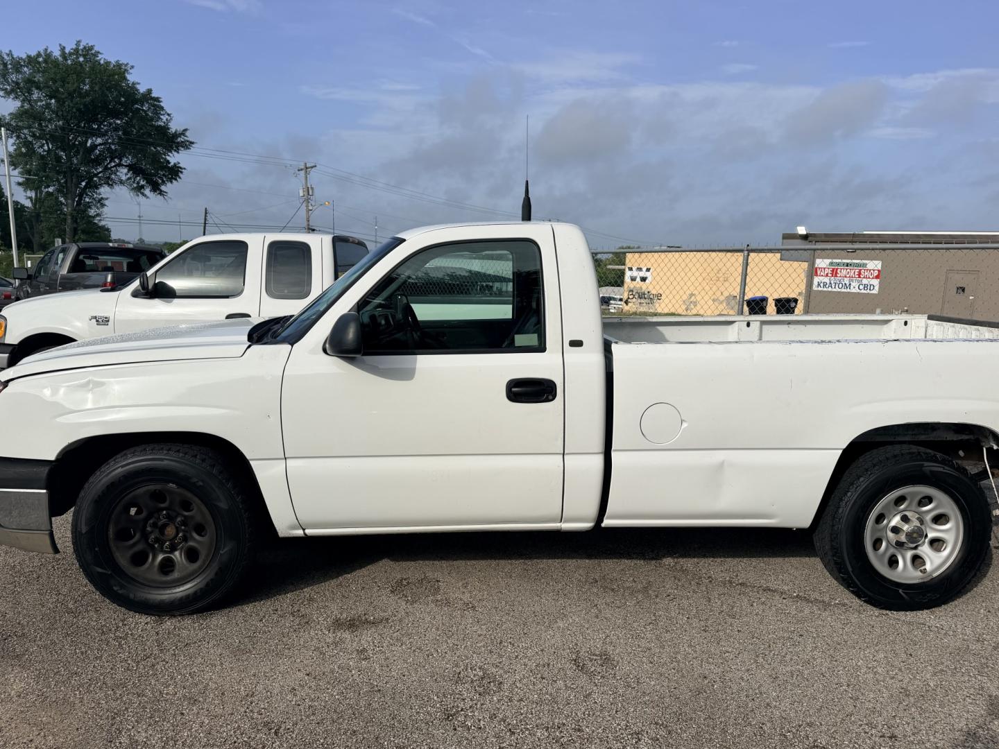 2005 WHITE Chevrolet Silverado 1500 Long Bed 2WD (1GCEC14Z35Z) with an 5.3L V8 OHV 16V FFV engine, located at 307 West Marshall Avenue, Longview, TX, 75601, (903) 753-3091, 32.500828, -94.742577- Photo#2