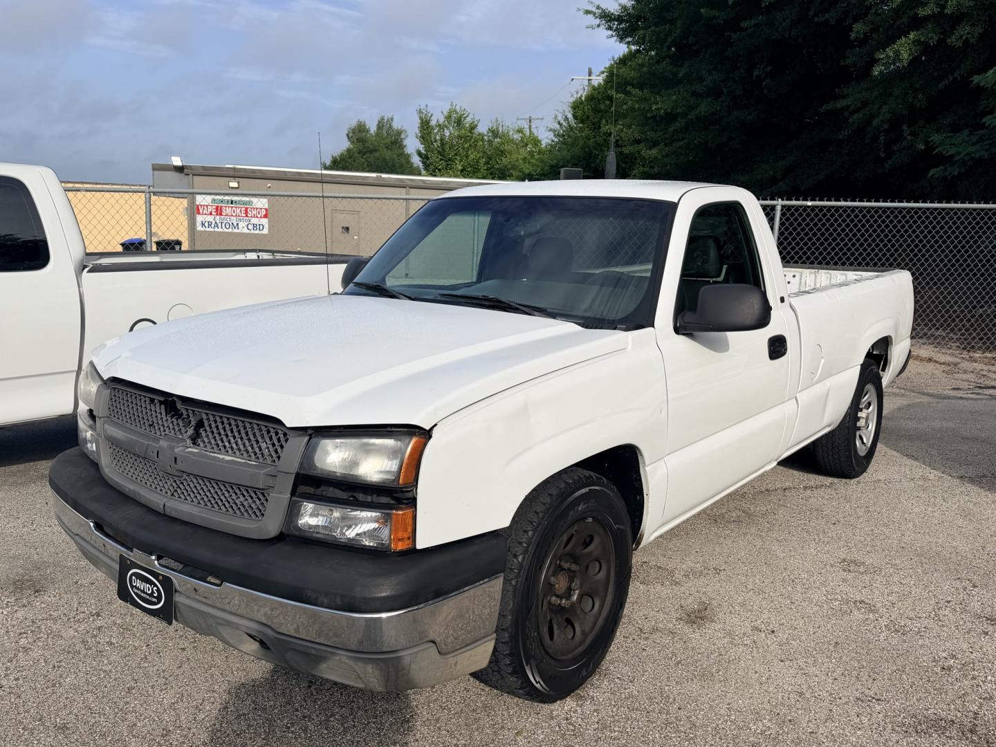 2005 WHITE Chevrolet Silverado 1500 Long Bed 2WD (1GCEC14Z35Z) with an 5.3L V8 OHV 16V FFV engine, located at 307 West Marshall Avenue, Longview, TX, 75601, (903) 753-3091, 32.500828, -94.742577- Photo#1
