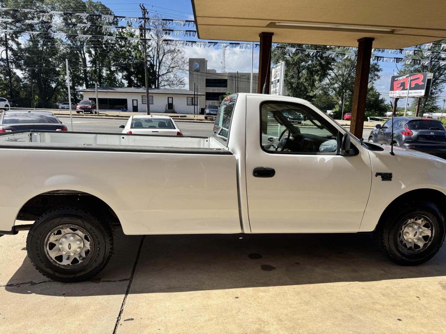 2003 WHITE Ford F-150 XL Long Bed 2WD (2FTPF17Z03C) with an 5.4L V8 SOHC 16V engine, located at 307 West Marshall Avenue, Longview, TX, 75601, (903) 753-3091, 32.500828, -94.742577 - Photo#1