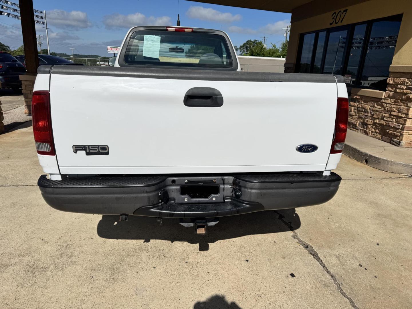 2003 WHITE Ford F-150 XL Long Bed 2WD (2FTPF17Z03C) with an 5.4L V8 SOHC 16V engine, located at 307 West Marshall Avenue, Longview, TX, 75601, (903) 753-3091, 32.500828, -94.742577 - Photo#2