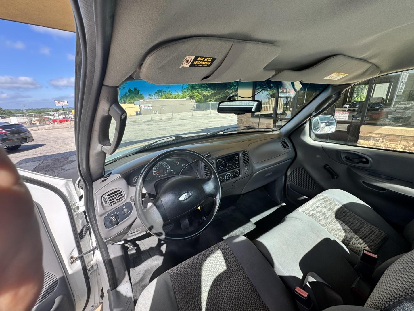 2003 WHITE Ford F-150 XL Long Bed 2WD (2FTPF17Z03C) with an 5.4L V8 SOHC 16V engine, located at 307 West Marshall Avenue, Longview, TX, 75601, (903) 753-3091, 32.500828, -94.742577 - Photo#4