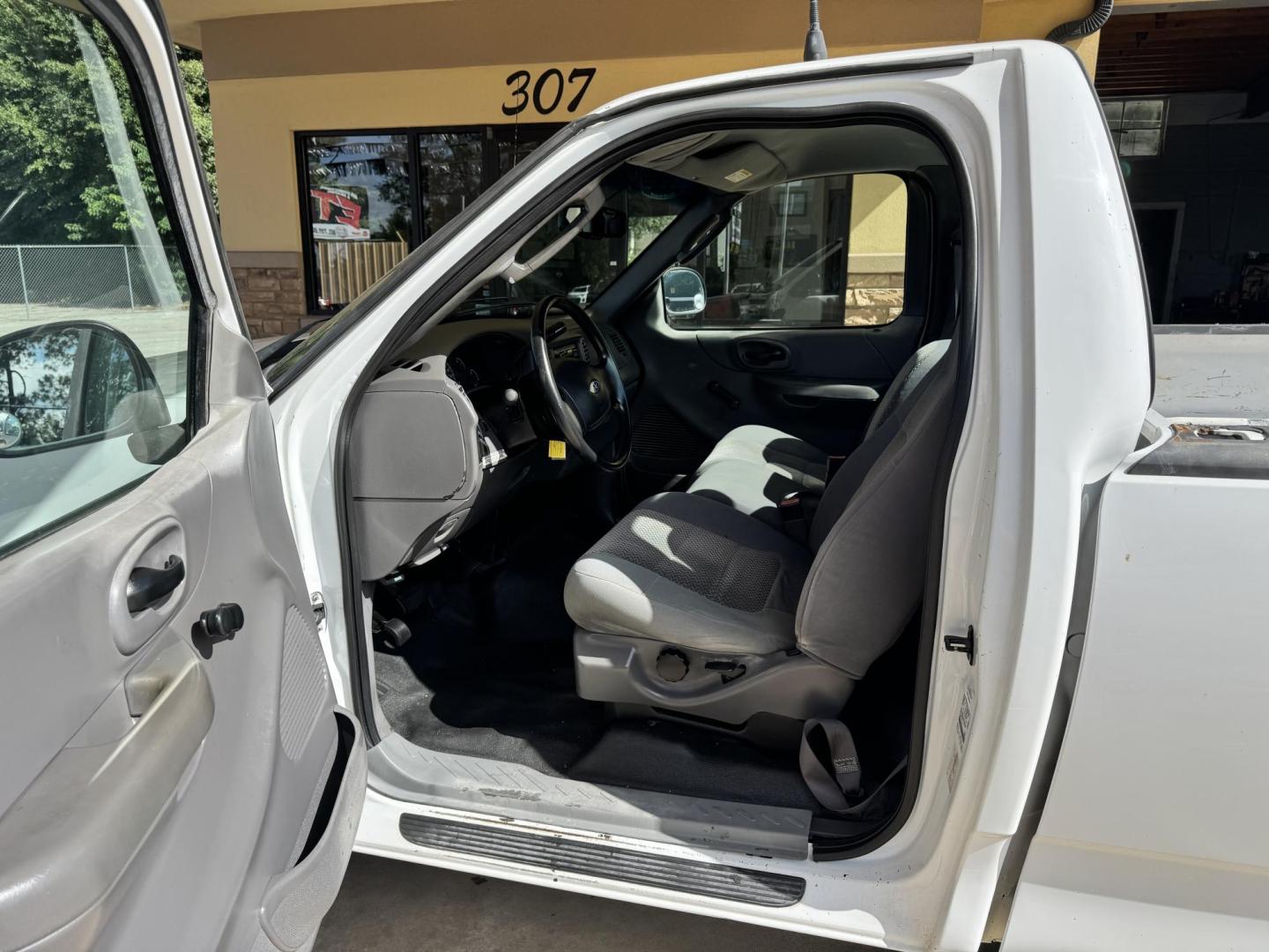 2003 WHITE Ford F-150 XL Long Bed 2WD (2FTPF17Z03C) with an 5.4L V8 SOHC 16V engine, located at 307 West Marshall Avenue, Longview, TX, 75601, (903) 753-3091, 32.500828, -94.742577 - Photo#3