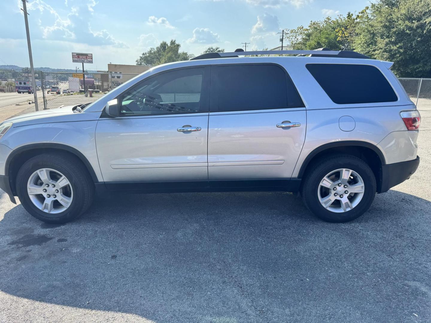 2012 SILVER GMC Acadia SLE-2 FWD (1GKKRPED6CJ) with an 3.6L V6 DOHC 24V engine, 6-Speed Automatic transmission, located at 307 West Marshall Avenue, Longview, TX, 75601, (903) 753-3091, 32.500828, -94.742577 - Photo#1