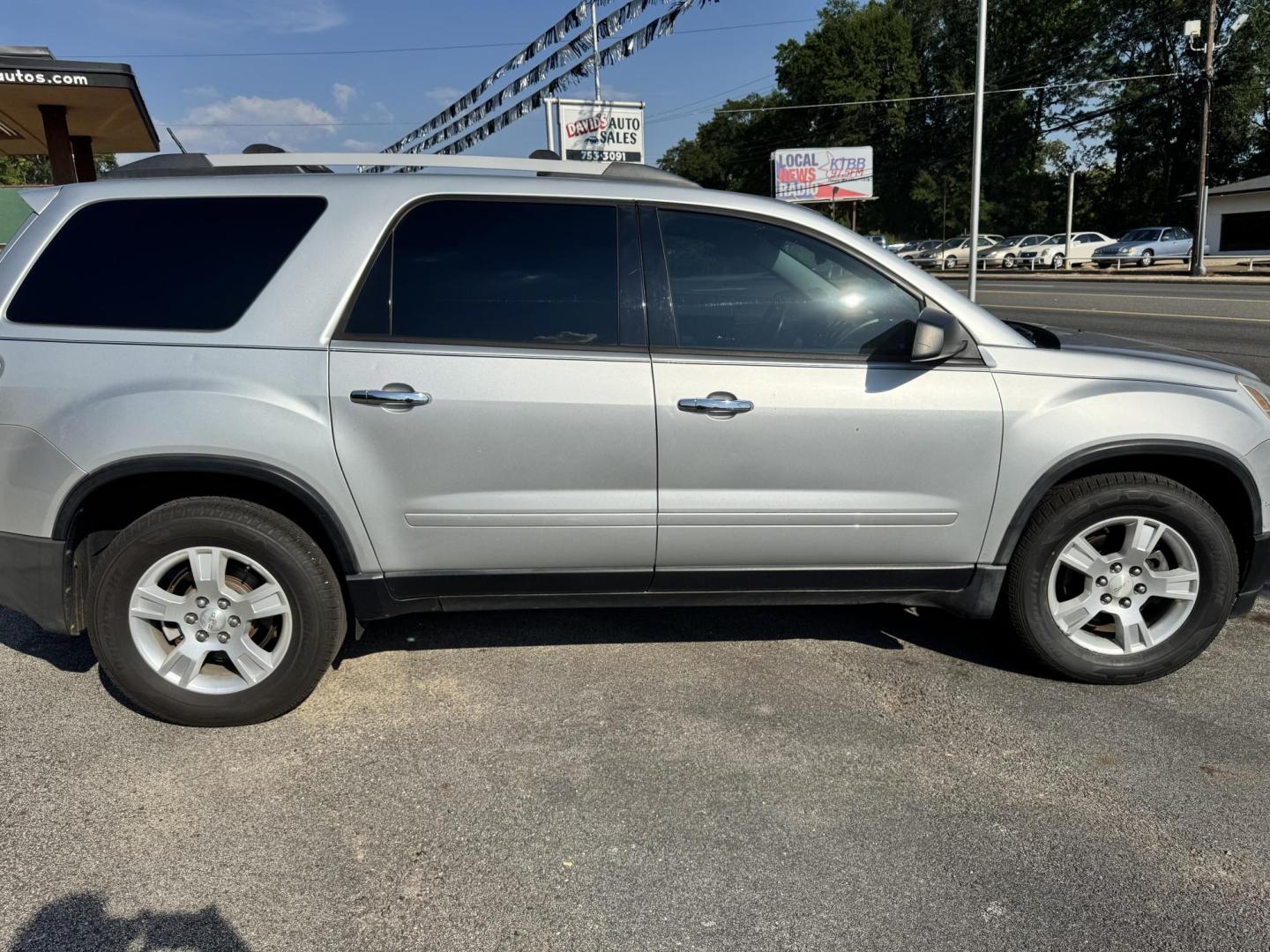 2012 SILVER GMC Acadia SLE-2 FWD (1GKKRPED6CJ) with an 3.6L V6 DOHC 24V engine, 6-Speed Automatic transmission, located at 307 West Marshall Avenue, Longview, TX, 75601, (903) 753-3091, 32.500828, -94.742577 - Photo#2