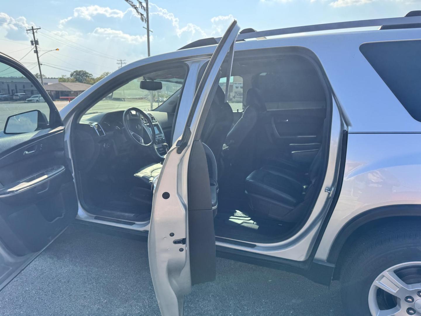 2012 SILVER GMC Acadia SLE-2 FWD (1GKKRPED6CJ) with an 3.6L V6 DOHC 24V engine, 6-Speed Automatic transmission, located at 307 West Marshall Avenue, Longview, TX, 75601, (903) 753-3091, 32.500828, -94.742577 - Photo#4