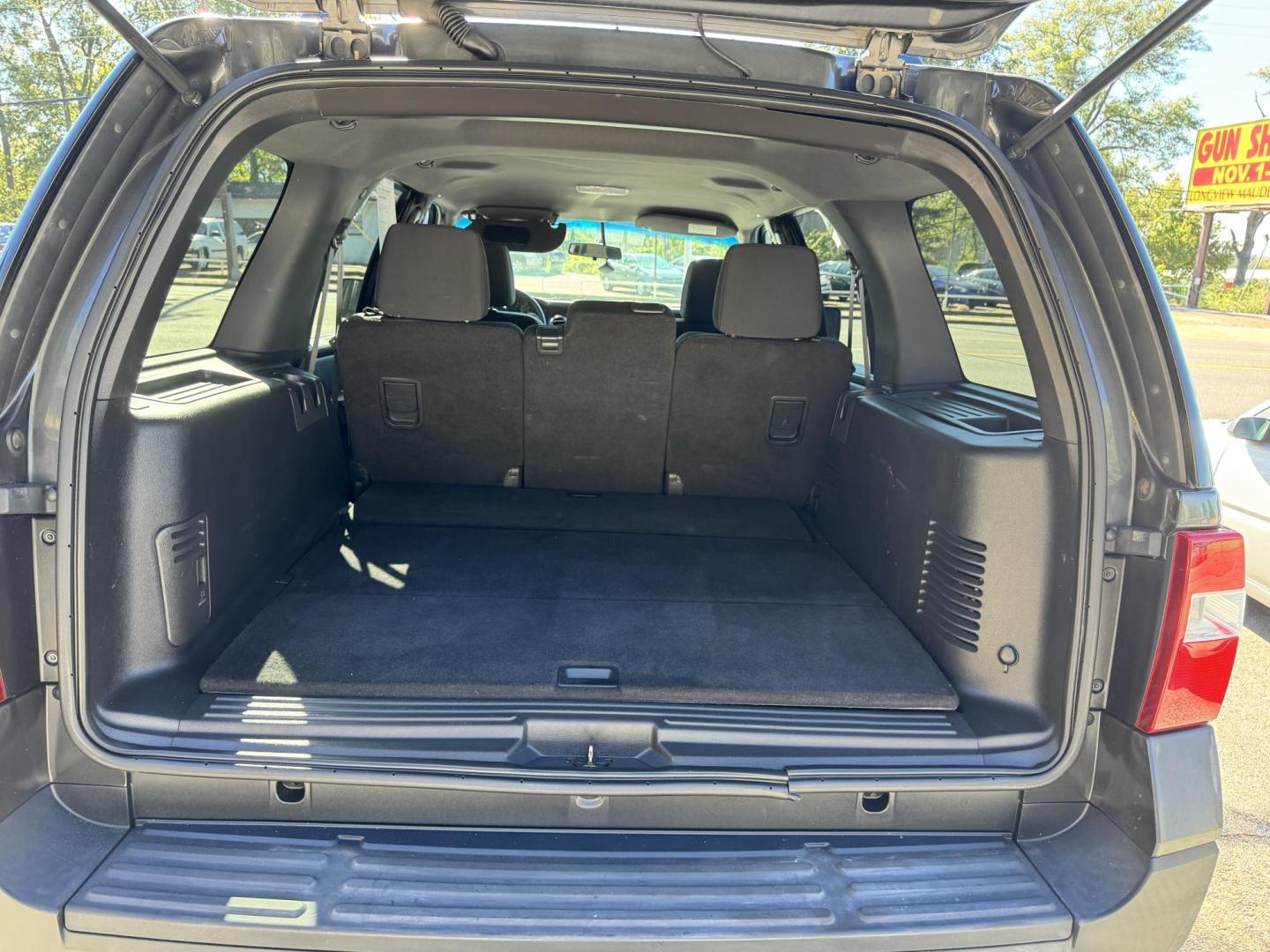 2007 Ford Expedition XLT 2WD (1FMFU15567L) with an 5.4L V8 SOHC 16V engine, 6-Speed Automatic Overdrive transmission, located at 307 West Marshall Avenue, Longview, TX, 75601, (903) 753-3091, 32.500828, -94.742577 - Photo#2