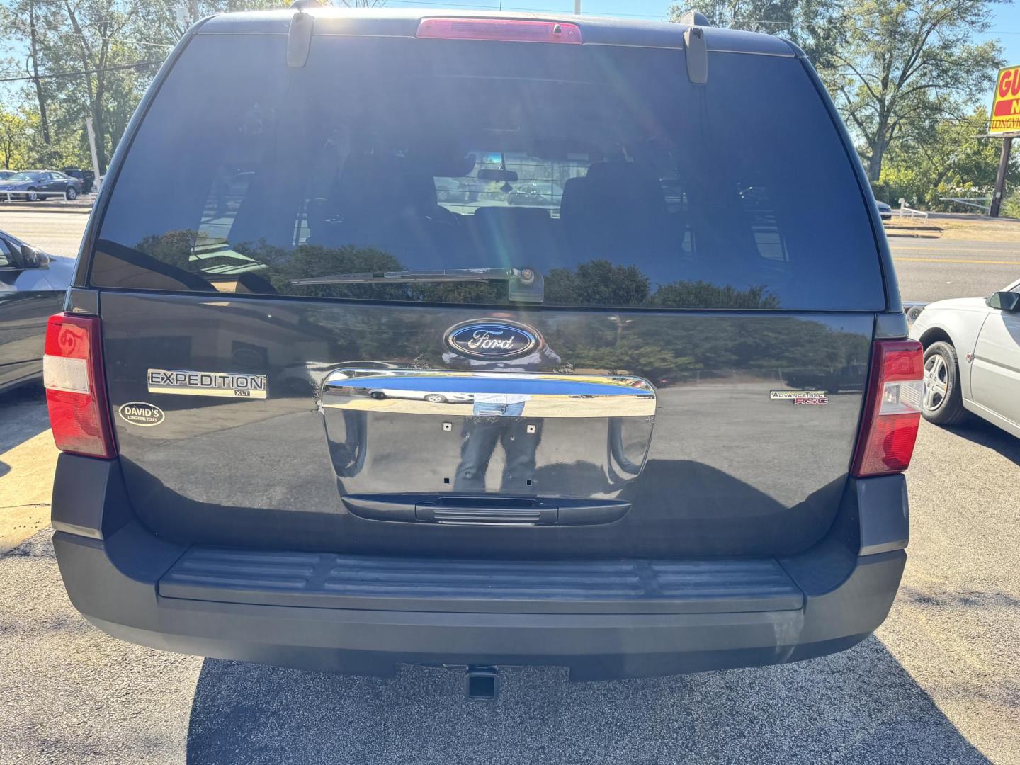 2007 Ford Expedition XLT 2WD (1FMFU15567L) with an 5.4L V8 SOHC 16V engine, 6-Speed Automatic Overdrive transmission, located at 307 West Marshall Avenue, Longview, TX, 75601, (903) 753-3091, 32.500828, -94.742577 - Photo#3