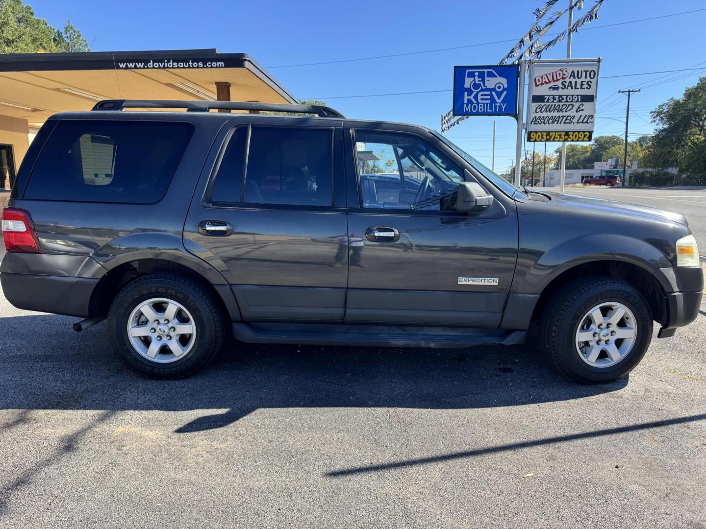 2007 Ford Expedition XLT 2WD (1FMFU15567L) with an 5.4L V8 SOHC 16V engine, 6-Speed Automatic Overdrive transmission, located at 307 West Marshall Avenue, Longview, TX, 75601, (903) 753-3091, 32.500828, -94.742577 - Photo#6