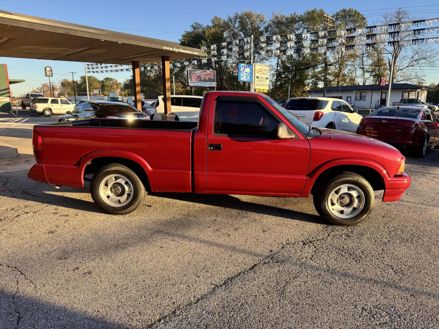 1997 GMC Sonoma SL Reg. Cab 6.1-ft. Bed 2WD (1GTCS1445VK) with an 2.2L L4 OHV 8V engine, located at 307 West Marshall Avenue, Longview, TX, 75601, (903) 753-3091, 32.500828, -94.742577 - Photo#2