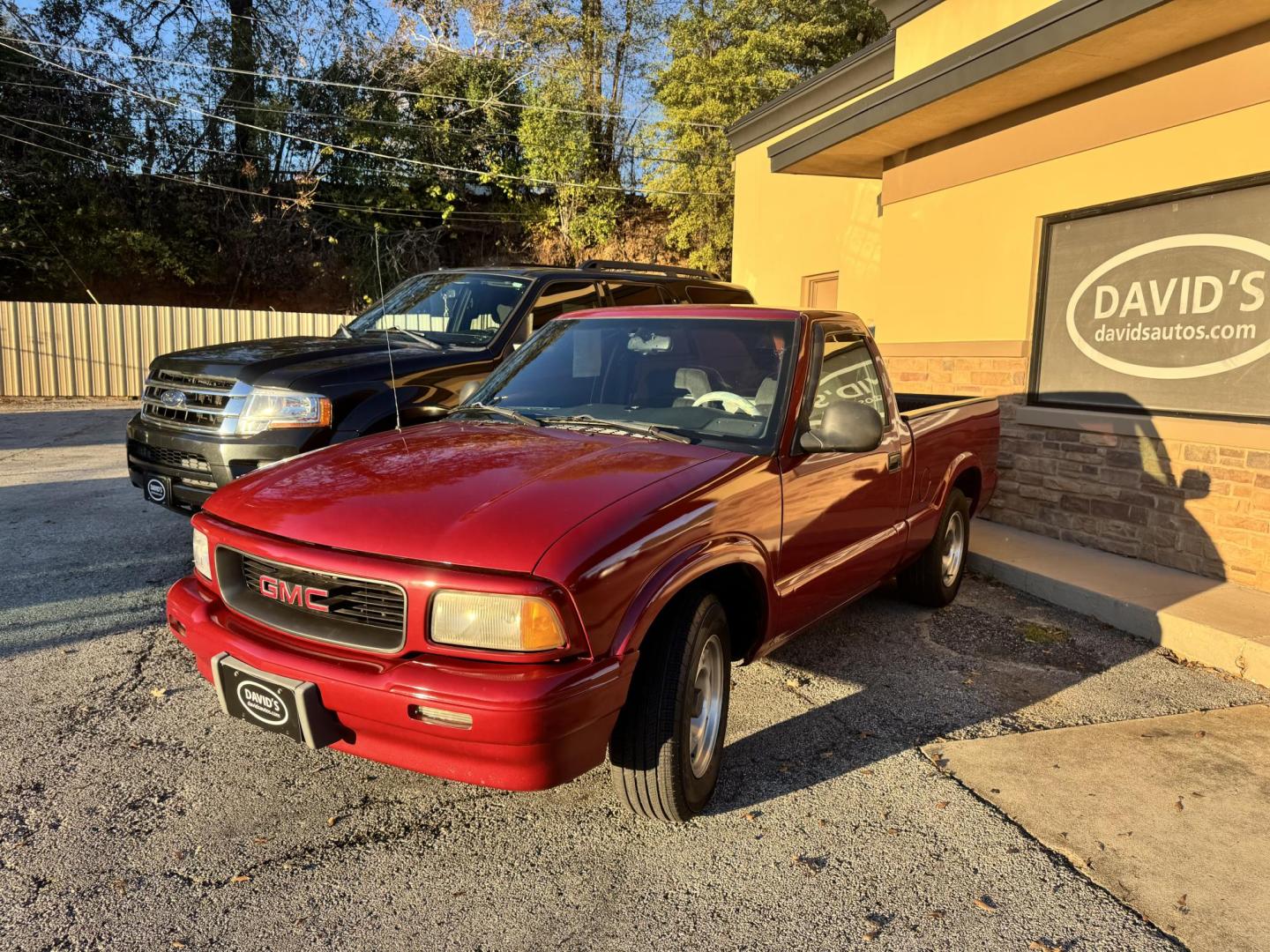 1997 GMC Sonoma SL Reg. Cab 6.1-ft. Bed 2WD (1GTCS1445VK) with an 2.2L L4 OHV 8V engine, located at 307 West Marshall Avenue, Longview, TX, 75601, (903) 753-3091, 32.500828, -94.742577 - Photo#1