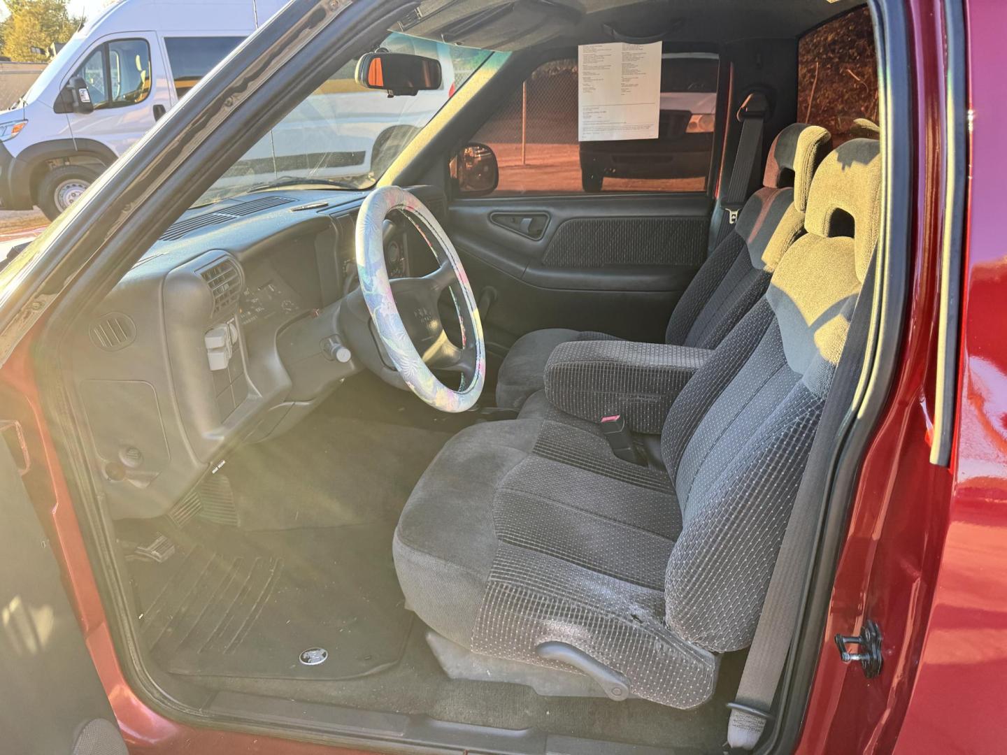 1997 GMC Sonoma SL Reg. Cab 6.1-ft. Bed 2WD (1GTCS1445VK) with an 2.2L L4 OHV 8V engine, located at 307 West Marshall Avenue, Longview, TX, 75601, (903) 753-3091, 32.500828, -94.742577 - Photo#3