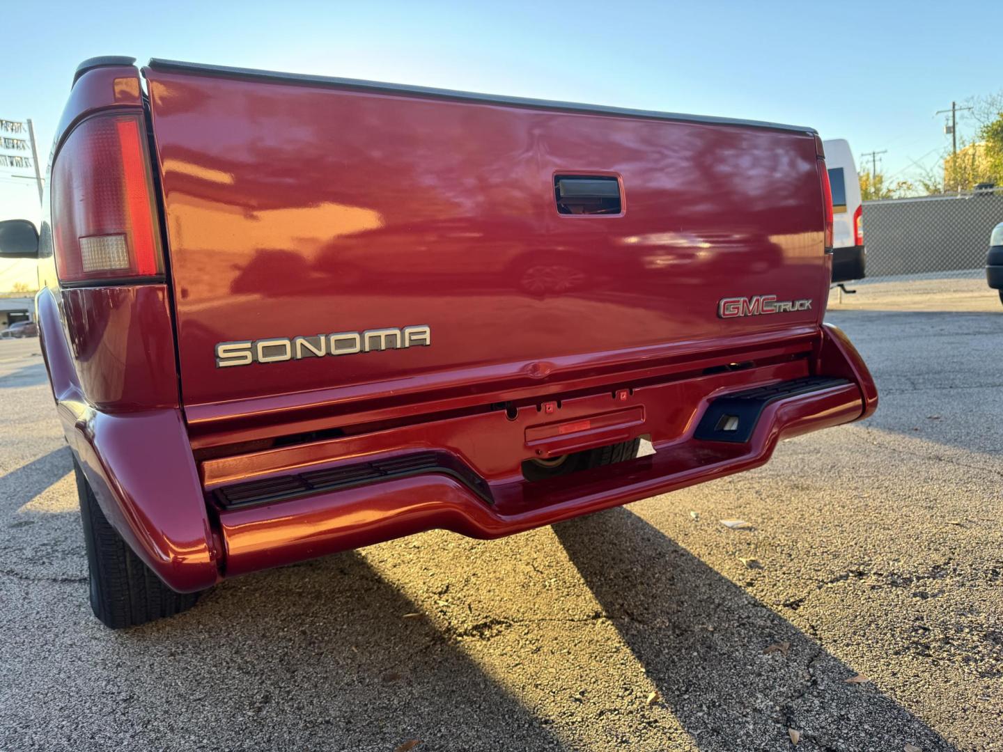 1997 GMC Sonoma SL Reg. Cab 6.1-ft. Bed 2WD (1GTCS1445VK) with an 2.2L L4 OHV 8V engine, located at 307 West Marshall Avenue, Longview, TX, 75601, (903) 753-3091, 32.500828, -94.742577 - Photo#4