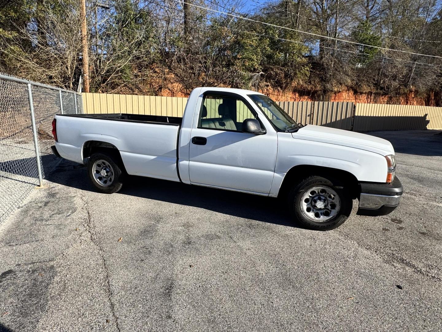 2007 WHITE Chevrolet Silverado Classic 1500 LS 2WD (1GCEC14Z87Z) with an 5.3L V8 OHV 16V FFV engine, located at 307 West Marshall Avenue, Longview, TX, 75601, (903) 753-3091, 32.500828, -94.742577 - Photo#2