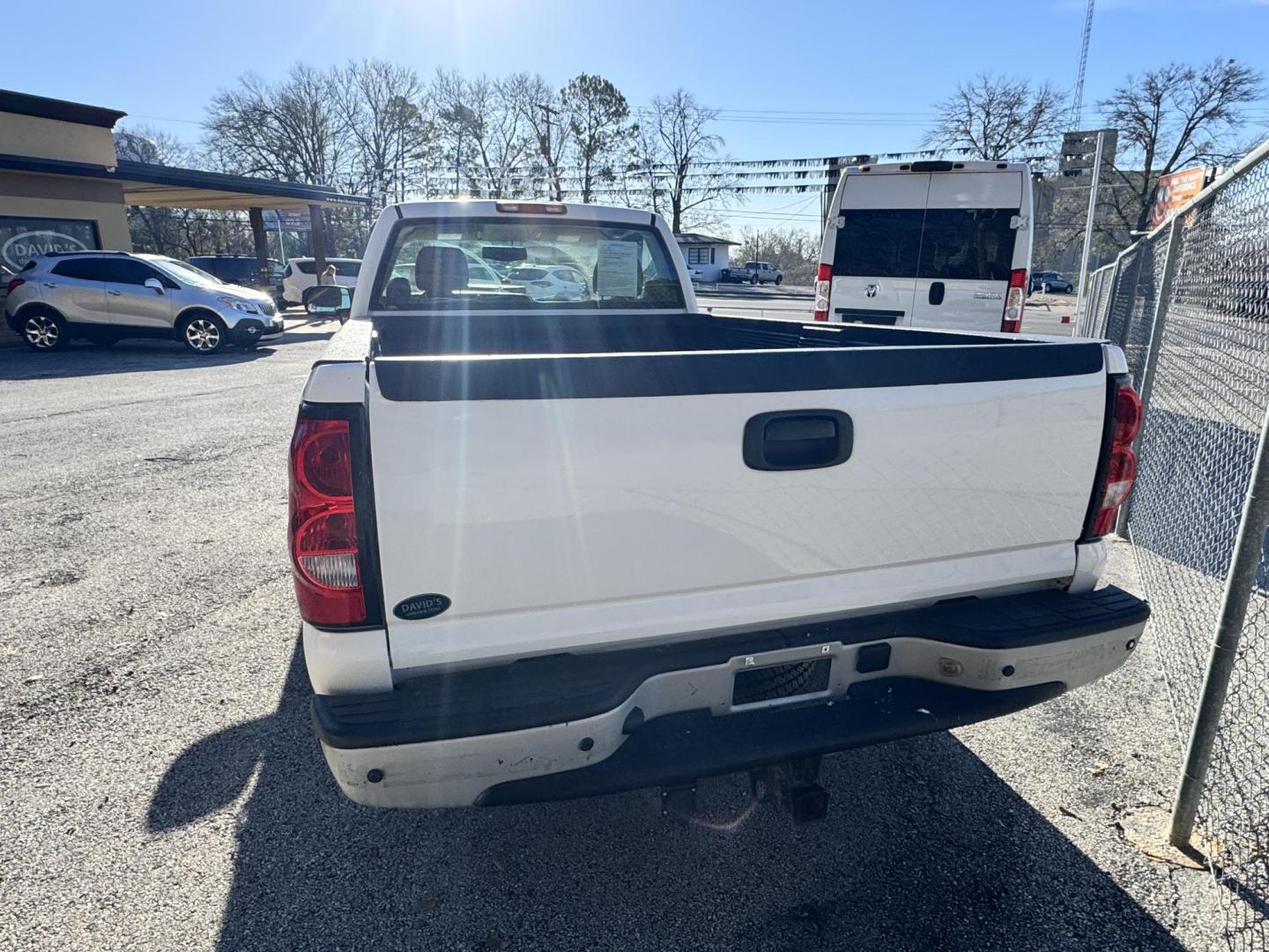 2007 WHITE Chevrolet Silverado Classic 1500 LS 2WD (1GCEC14Z87Z) with an 5.3L V8 OHV 16V FFV engine, located at 307 West Marshall Avenue, Longview, TX, 75601, (903) 753-3091, 32.500828, -94.742577 - Photo#3