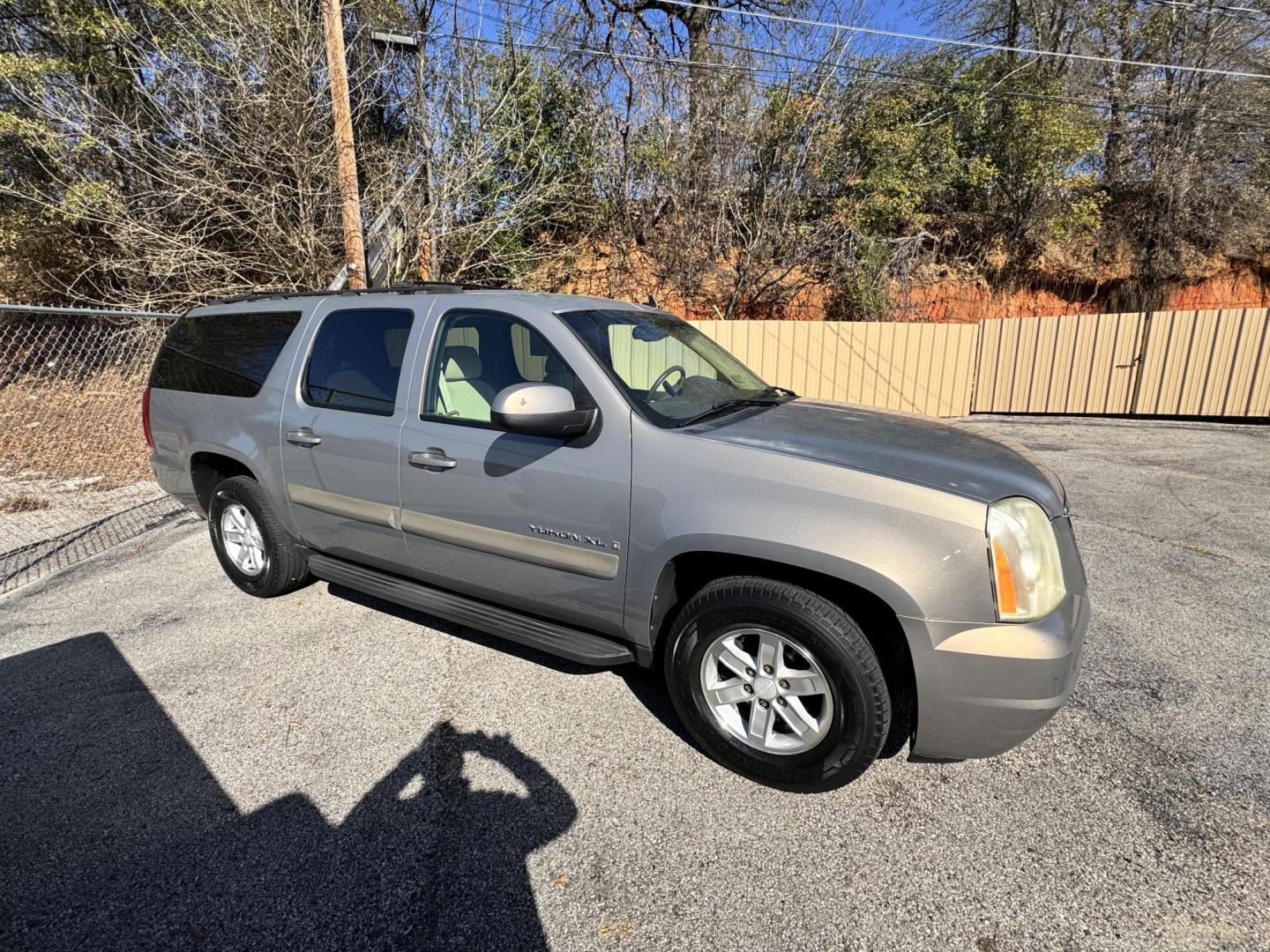 2007 BEIGE GMC Yukon XL SLE-1 1/2 Ton 2WD (1GKFC16087J) with an 5.3L V8 OHV 16V FFV engine, 4-Speed Automatic Overdrive transmission, located at 307 West Marshall Avenue, Longview, TX, 75601, (903) 753-3091, 32.500828, -94.742577 - Photo#1