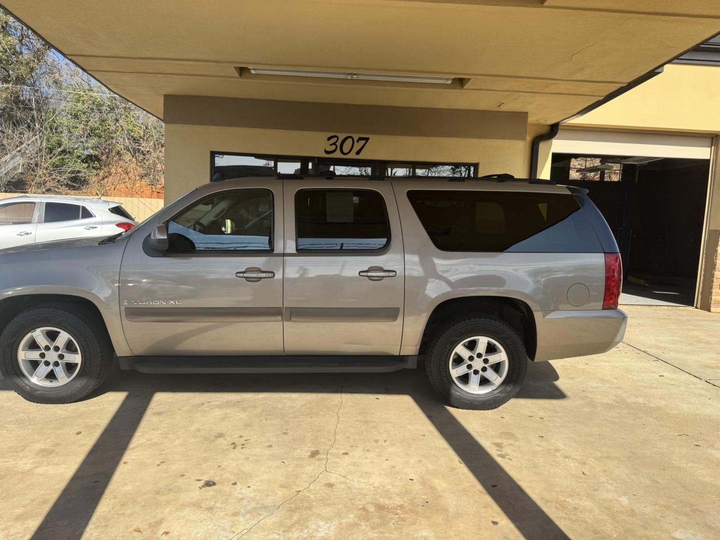 2007 BEIGE GMC Yukon XL SLE-1 1/2 Ton 2WD (1GKFC16087J) with an 5.3L V8 OHV 16V FFV engine, 4-Speed Automatic Overdrive transmission, located at 307 West Marshall Avenue, Longview, TX, 75601, (903) 753-3091, 32.500828, -94.742577 - Photo#2